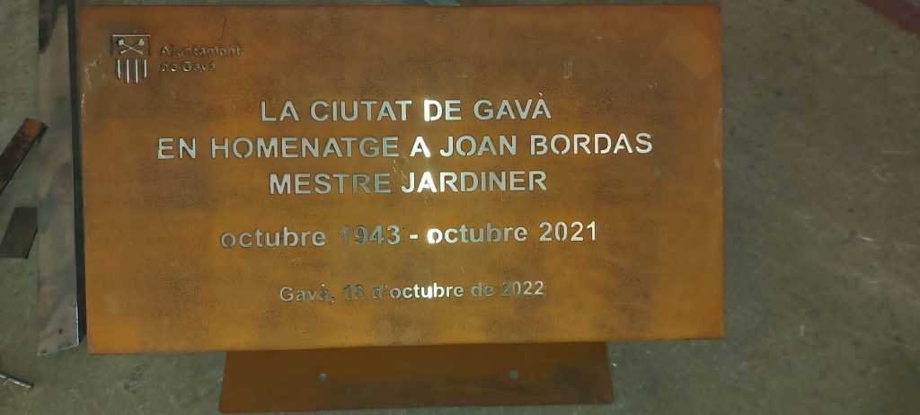Placa homenaje a Joan Bordas en acero corten e inoxidable